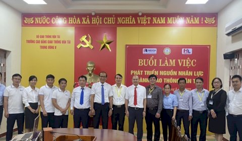 Buổi làm việc giữa Trường Cao đẳng Giao thông vận tải Trung ương V với Đoàn công tác Tập đoàn Đèo Cả và Công ty Hoàng Long về phát triển nguồn nhân lực ngành giao thông vận tải