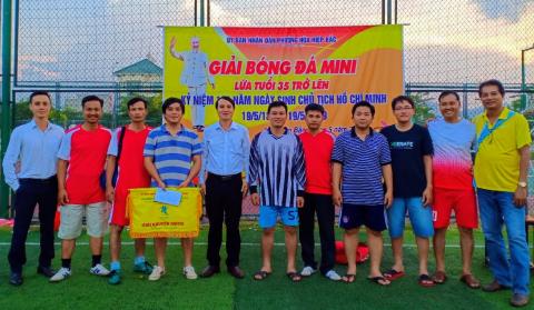 Đội bóng CB-VC Nhà trường thi đấu đầy quyết tâm trong giải bóng đá nam lứa tuổi trên 35 do phường Hòa Hiệp Bắc tổ chức