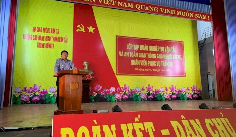 Trường Cao đẳng Giao thông vận tải Trung ương V tổ chức tập huấn nghiệp vụ vận tải và an toàn giao thông cho người lái xe, nhân viên phục vụ trên xe cho các doanh nghiệp kinh doanh vận tải.