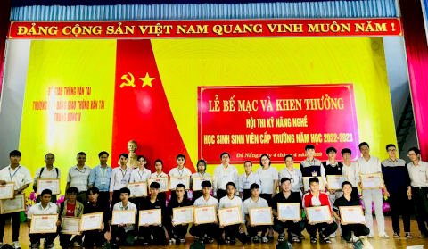 LỄ BẾ MẠC VÀ KHEN THƯỞNG HỘI THI KĨ NĂNG NGHỀ HỌC SINH, SINH VIÊN CẤP TRƯỜNG NĂM HỌC 2022-2023