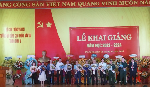 Trường Cao đẳng Giao thông vận tải Trung ương V tổ chức Lễ khai giảng năm học mới 2023-2024 và trao học bổng khuyến học cho các em Tân HSSV khóa 2023