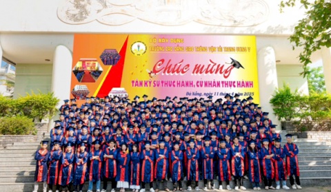 TRƯỜNG CAO ĐẲNG GIAO THÔNG VẬN TẢI TRUNG ƯƠNG V TỔ CHỨC LỄ BẾ GIẢNG VÀ TRAO BẰNG TỐT NGHIỆP CHO TÂN KỸ SƯ THỰC HÀNH, TÂN CỬ NHÂN THỰC HÀNH KHÓA 47